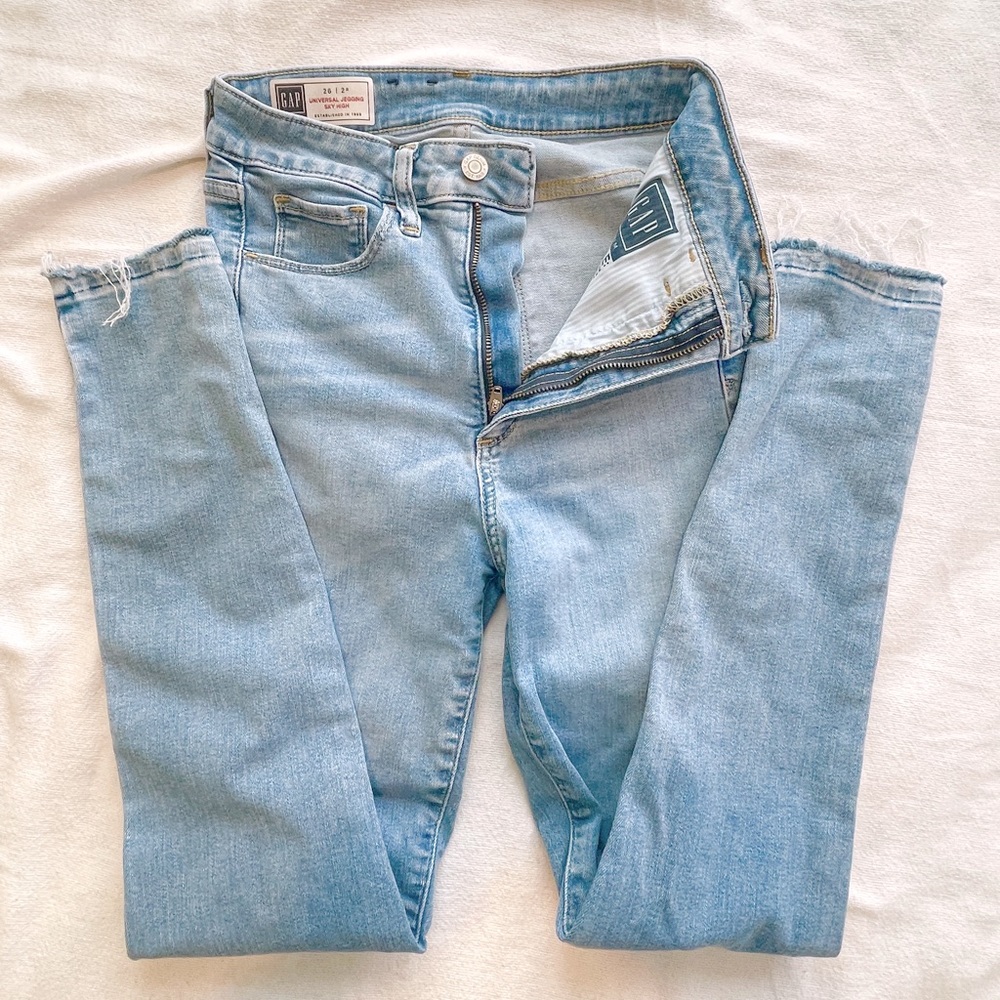 Gap blue distressed jeans with frayed hem size 2/26